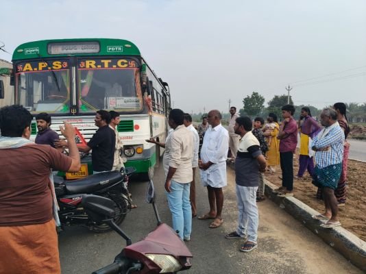 ఆపమంటే ఆగనంటున్న ఆర్టీసీ బస్సు. స్టాపింగ్ ఉన్న బస్సు నిలపకపోవడంతో రచ్చు మర్రి పల్లె గ్రామస్తులు ఆగ్రహం