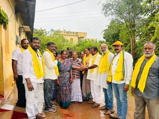 వర్షాన్ని సైతం లెక్కచేయకుండా టీడీపీ  చైర్మన్ అభ్యర్థి ప్రచారం
