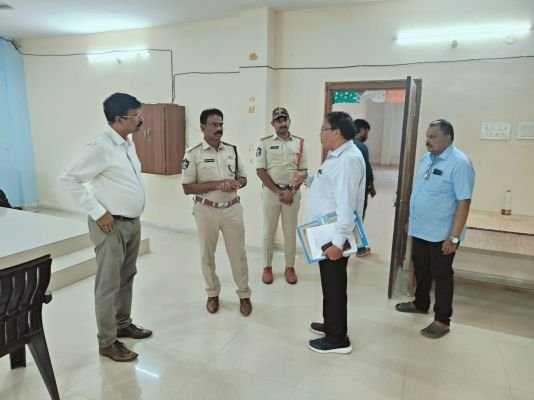 నామినేషన్ల ప్రక్రియను పరిశీలించిన ఏ ఎస్ పి ఎం వెంకటేశ్వరరావు