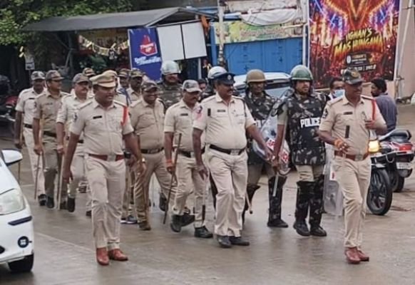 ఎంపీటీసీ, జడ్పీటీసీ ఎన్నికల నేపథ్యంలో పొదలకూరులో పోలీసుల కవాతు