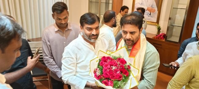 తెలంగాణ భవన్‌లో కేటీఆర్‌ను కలిసిన లక్ష్మీ నర్సింహ రెడ్డి