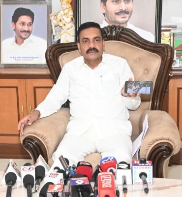 "కూటమిపాలన ప్రజల స్వేచ్ఛను హరిస్తోంది - కాకాణి"