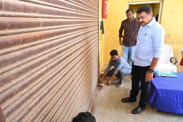 ఈవీఎం గోదాములను తనిఖీ చేసిన కలెక్టర్
