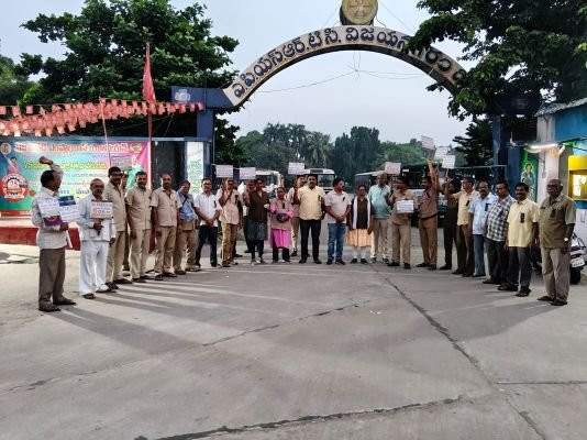 నల్లబ్యాడ్జీలతో ఆర్టీసీ కార్మికుల నిరసన