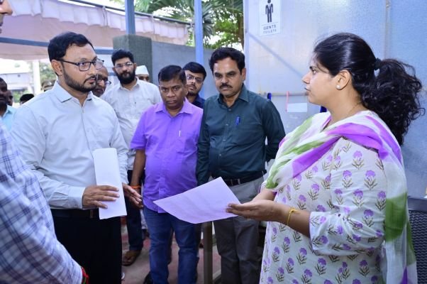 టీ.జీ.పీ.ఎస్.సీ పరీక్షా కేంద్రంలో ఏర్పాట్లను పరిశీలించిన కలెక్టర్
