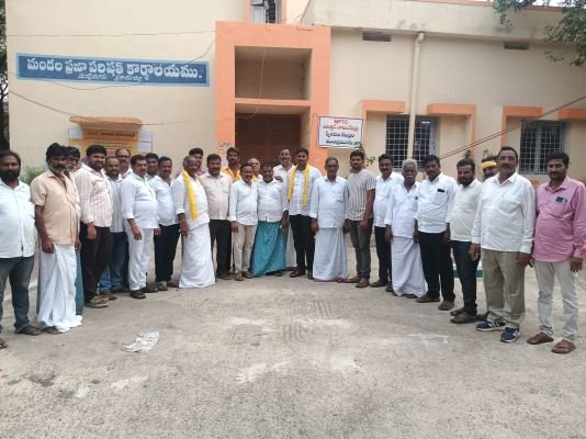 ముండ్లమూరులో 25 నామినేషన్ల దాఖలు.