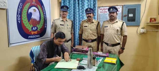పాలకొండ సబ్ జైలును సందర్శించిన సబ్ కలెక్టర్
