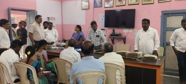 నామినేషన్ల ప్రక్రియను పరిశీలించిన స్టేట్ జనరల్ అబ్జర్వర్  ఎన్నికల నిబంధనలు పక్కాగా అమలు చేయాలి.. అధికారులకు అనిల్ కుమార్ రెడ్డి సూచన