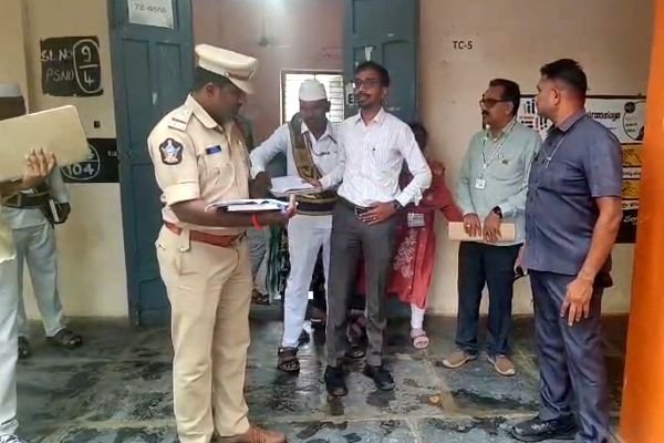 ఎం.పీ.టీ.సీ. నామినేషన్ల ప్రక్రియ, పోలింగ్ కేంద్రాల ఏర్పాట్లను పరిశీలించిన జిల్లా కలెక్టర్ డాక్టర్ వినోద్ కుమార్.వి