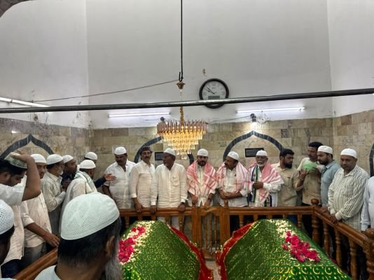 దర్గాలో ప్రత్యేక దువా   - వైసీపీ మేయర్ అభ్యర్థి రమేష్ గౌడ్