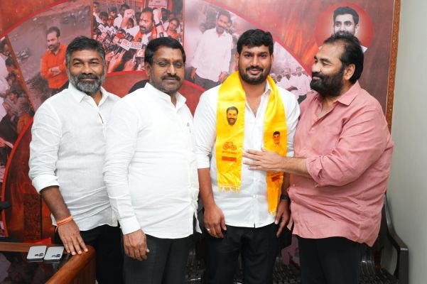 వైసీపీకి రాజీనామా చేసి టీడీపీలో చేరిన కేశవాచారి