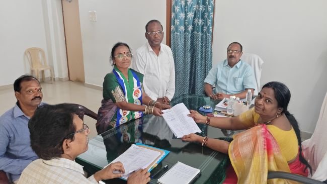 రెండవ రోజు ఊపందుకున్న నామినేషన్ల పర్వం