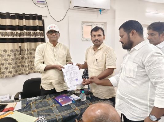 ఆత్మకూరు జెడ్పీటీసీ టీడీపీ అభ్యర్థిగా డాక్టర్ తూమాటి శశిధర్ రెడ్డి నామినేషన్ దాఖలు