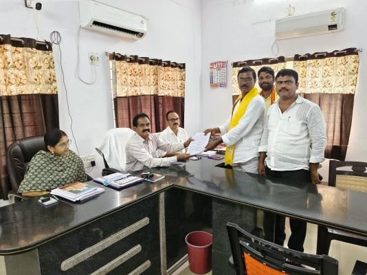 ఆత్మకూరులో ఎంపీటీసీ స్థానాలకు 20 మంది నామినేషన్లు 