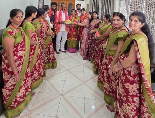 చంద్రారెడ్డి'ని కలిసిన మా అంబి మహిళా సేవా సమితి సభ్యులు