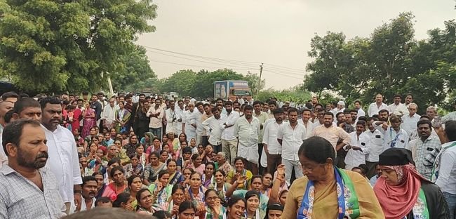 ఎన్నికల్లో అందరికీ సమాన హక్కులు కల్పించాలి భద్రత కల్పించాలని డిమాండ్,. నామినేషన్ కేంద్రాల వద్ద.. వైకాపా అభ్యర్థులను అడ్డుకోవడంపై నాయకుల అభ్యంతరం.