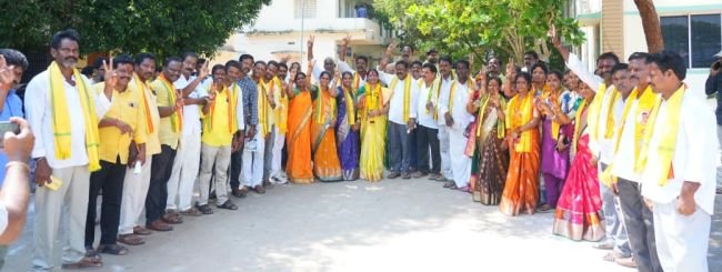 కోలాహలంగా ఎంపీటీసీ అభ్యర్థుల నామినేషన్ల పర్వం