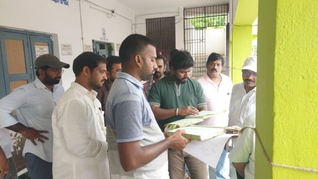 స్టోర్ రూమ్ రిజిస్టర్ తనిఖీ చేసిన కమిషనర్