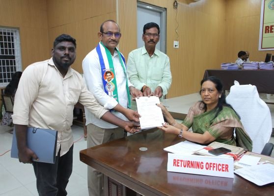 వత్సవాయి జెడ్పీటీసీ అభ్యర్థిగా కాటేపల్లి రవి నామినేషన్ దాఖలు