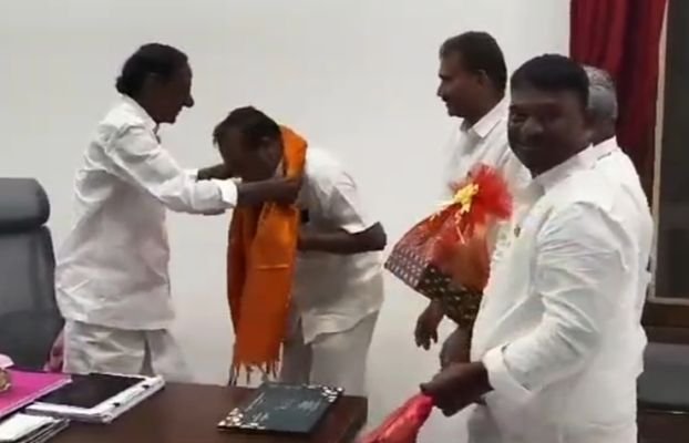 మాజీ ముఖ్యమంత్రి కేసీఆర్ ను మర్యాదపూర్వకంగా కలిసిన ఉప్పల వెంకటేష్ 