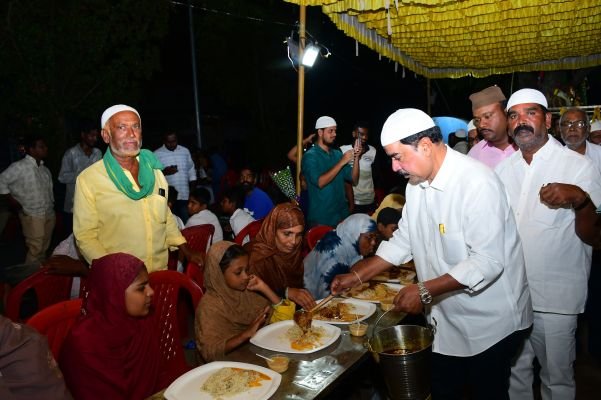 మాబుసుభాని గ్యార్మీ వేడుకల్లో పాల్గొన్న ఎమ్మెల్యే అమిలినేని సురేంద్రబాబు, చైర్మన్ అభ్యర్థి బుట్నా లక్ష్మి