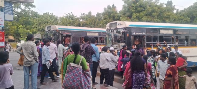 ప్రయాణికులతో కిక్కిరిసిన బస్టాండ్లు 