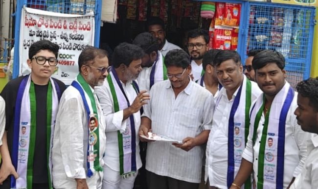 వైసీపీ చైర్మన్, కౌన్సిలర్ అభ్యర్థులను గెలిపించాలని మాజీ ఎమ్మెల్యే అత్తార్ చాంద్ భాష ప్రచారం