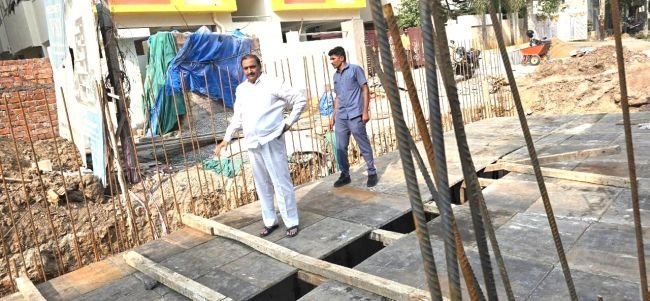 మసీదుబండలో వరద నీటి కాలువ నిర్మాణ పనులను పరిశీలించిన ఎమ్మెల్యే గాంధీ