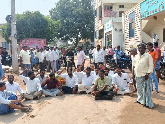 *గుండారెడ్డిపల్లిలో ఇందిరమ్మ ఇళ్ల కేటాయింపుపై ధర్నా అర్హులైన నిరుపేదలకు న్యాయం చేయాలని డిమాండ్*
