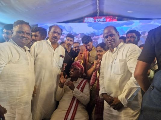 ఎగ్జిబిషన్‌ గ్రౌండ్స్‌లో అట్టహాసంగా ‘అలయ్ బలయ్’: బండారు దత్తాత్రేయను కలిసి దసరా శుభాకాంక్షలు తెలిపిన బీజేపీ నేతలు!