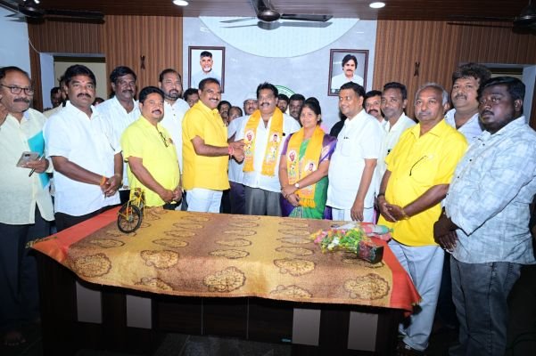 పాలకొల్లులో వైసీపీకి మరో షాక్‌  మాజీ ఎంపీపీ చిట్టూరి కనకలక్ష్మి, మాజీ ఎంపీటీసీ చిట్టూరి ఏడుకొండలు టీడీపీలో చేరిక.