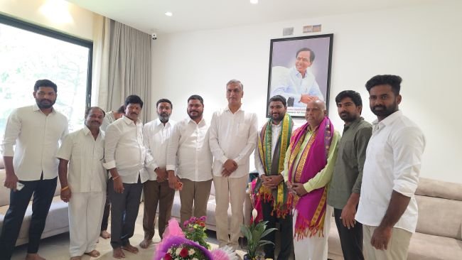 మాజీ మంత్రి హరీశ్ రావును కలిసిన శంభీపూర్ క్రిష్ణ