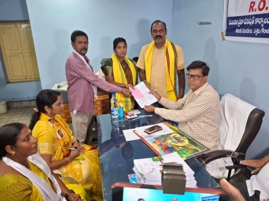 మూడు మండలాల్లో జోరందుకున్న నామినేషన్ల సందడి  రెండో రోజు 115 నామినేషన్లు దాఖలు  తణుకు, ఇరగవరం మండలాల్లో 39 చొప్పున.. అత్తిలిలో 37 నామినేషన్లు