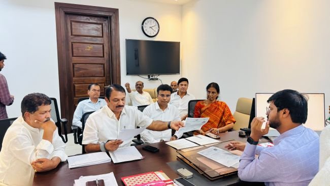 తెలంగాణా తెలంగాణా గృహ నిర్మాణ శాఖ ప్రత్యేక కార్యదర్శి ని కలసిన మల్కాజ్గిరి ఎమ్. ఎల్. ఏ.,ఈటల.