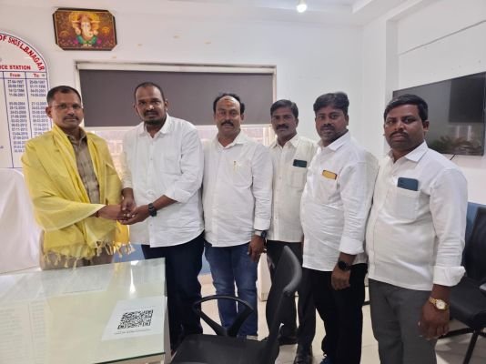 ఎల్‌బీ నగర్ సర్కిల్ ఇన్‌స్పెక్టర్ వెంకటేశంకి ఎంఆర్పీఎస్ నాయకుల శుభాకాంక్షలు