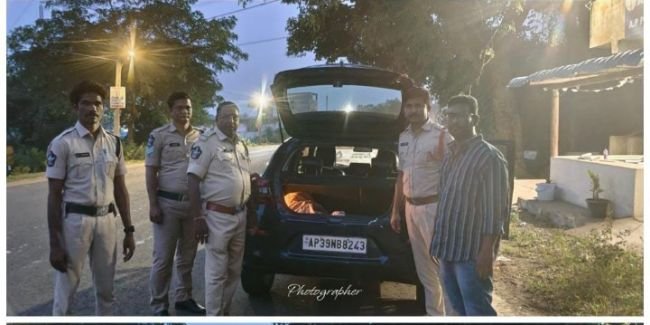 ఆంధ్ర–తెలంగాణ సరిహద్దు చెక్‌పోస్ట్ వద్ద తనిఖీలు.  -- అక్రమ మద్యం, నగదు రవాణాపై నిఘా.. ఎస్సై క్రాంతి కుమార్
