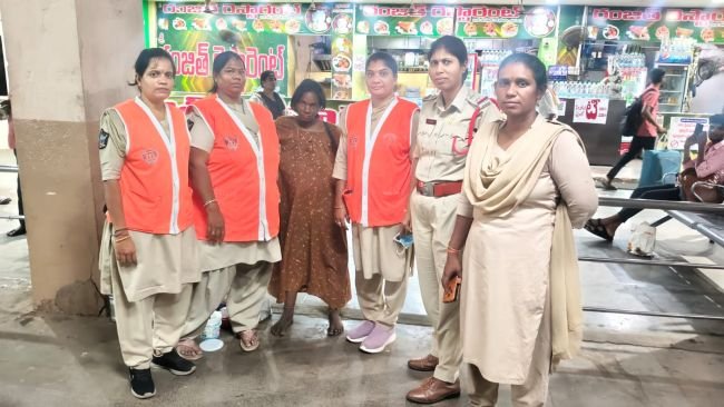 అభాగ్యురాలైన నిండు గర్భిణీకి ఆసరాగా నిలిచిన ఏలూరు జిల్లా 'శక్తి' టీమ్            