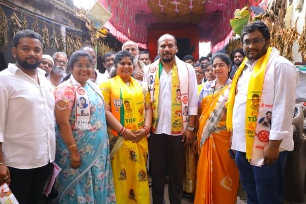 30వ వార్డులో అభ్యర్థి  పద్మజకు మద్దతుగా నల్లా శ్రీధర్ ప్రచారం.