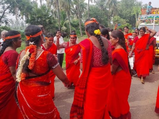 మల్లవరం పెదలంకలో  దసరా నవరాత్రుల మహోత్సవాలు--మహిళల నృత్యాలతో అమ్మవారి ఊరేగింపు