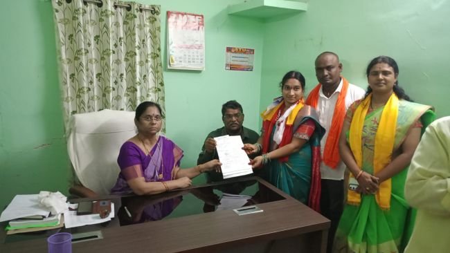 పి.గన్నవరం మండలంలో రెండో రోజు 33 నామినేషన్లు