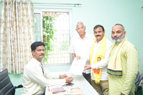 అనపర్తి జడ్పీటీసీ పోరులో ఇద్దరు ఈశ్వరులు.. టీడీపీ నుంచి వాసంశెట్టి నాగేశ్వరరావు,  వైసీపీ నుంచి కొండేటి భీమేశ్వరరావు నామినేషన్లు