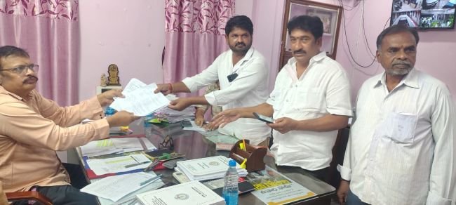 రావులపాలెం మండలంలో రెండో రోజు భారీగా నామినేషన్లు  ఒక్కరోజే 67 నామినేషన్ల దాఖలు.. టీడీపీ నుంచి 30, వైసీపీ నుంచి 25