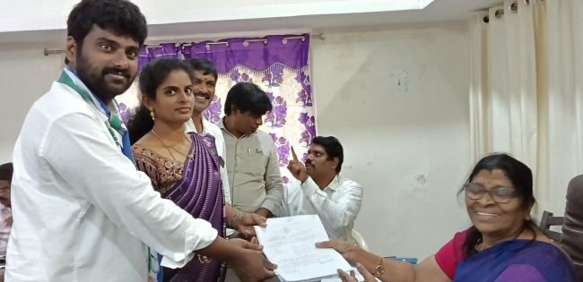 నరసాపురం మండలంలో రెండవ రోజు 36 నామినేషన్ లు 