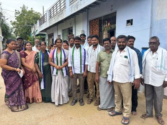 ధర్మవరంలో హోరెత్తిన వైఎస్సార్‌సీపీ ప్రచారం 9 వ వార్డులో కాచర్ల లక్ష్మి విస్తృత ప్రచారం కౌన్సిలర్ అభ్యర్థి కాచర్ల లక్ష్మి, చైర్మన్ అభ్యర్థి కాచర్ల ఆంజనేయులును గెలిపించాలని విజ్ఞప్తి