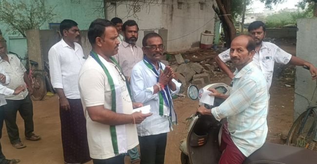ధర్మవరంలో హోరెత్తిన వైఎస్సార్‌సీపీ ప్రచారం 10 వ వార్డులో బ్రహ్మయ్య ఆచారి విస్తృత ప్రచారం కౌన్సిలర్ అభ్యర్థి బ్రహ్మయ్య ఆచారి, చైర్మన్ అభ్యర్థి కాచర్ల ఆంజనేయులును గెలిపించాలని విజ్ఞప్తి