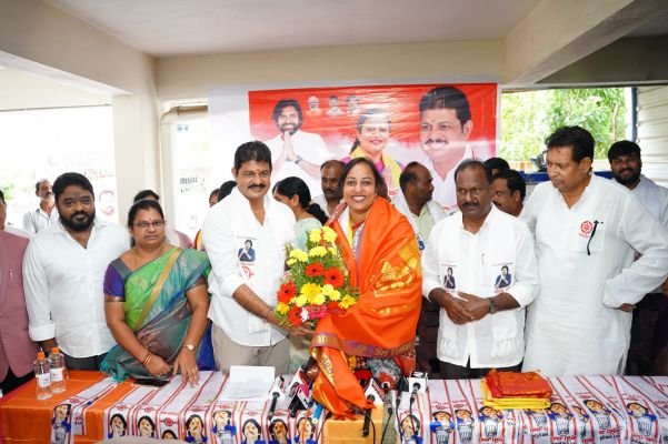 గుంటూరు: జనసేన నేతలతో కూటమి మేయర్ అభ్యర్థి భేటీ