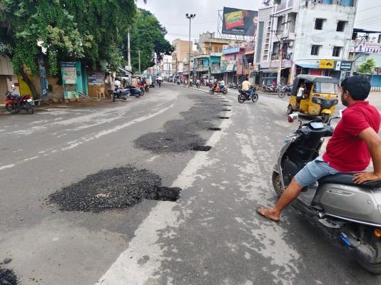 కడప గాంధీనగర్ హై స్కూల్ వద్ద నడిరోడ్డుపై తీసిన గుంతలతో ప్రజలు ఇక్కట్లు కడప గాంధీనగర్