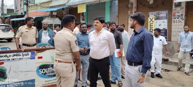 రేణిగుంటలో  పోలింగ్  కేంద్రంను సందర్శించిన  జేసీ రోణంకి గోవిందరావు