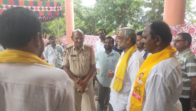 వత్సవాయి ఎన్నికల కార్యాలయాన్ని సందర్శించిన సీఐ వెంకటేశ్వర్లు