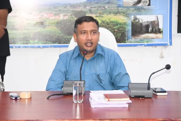 ఎయిర్‌పోర్ట్‌ భూసేకరణ వేగవంతంగా పూర్తి చేయాలి - కలెక్టర్‌ రాజర్షి షా